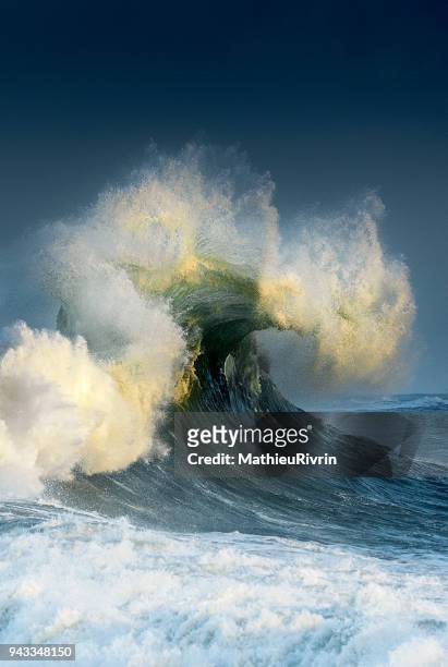 tempête et vagues en bretagne - storm lighthouse stockfoto's en -beelden