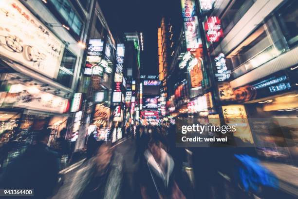 nightlife in shinjuku. shinjuku is one of tokyo's business districts with many international corporate headquarters located here. it is also a famous entertainment area in tokyo, japan. - 路地 ストックフォトと画像