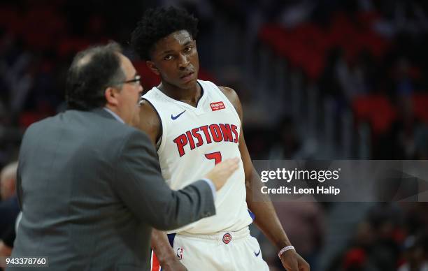 Detroit Pistons head basketball coach Stan Van Gundy talks with Stanley Johnson during the second quarter of the game against the Dallas Mavericks at...