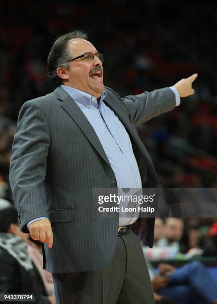 Detroit Pistons head basketball coach Stan Van Gundy shouts out instructions during the second quarter of the game against the Dallas Mavericks at...