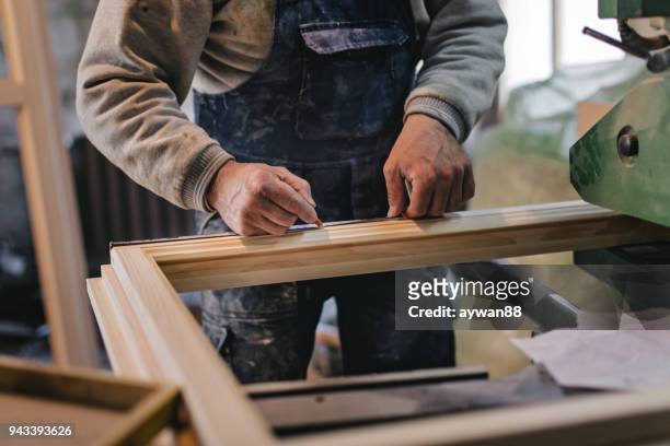 carpenter messen einem holz plank - fenster stock-fotos und bilder