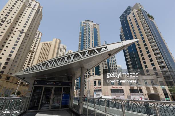 jumeirah beach residence 2 tram-station - dubai tram stock-fotos und bilder