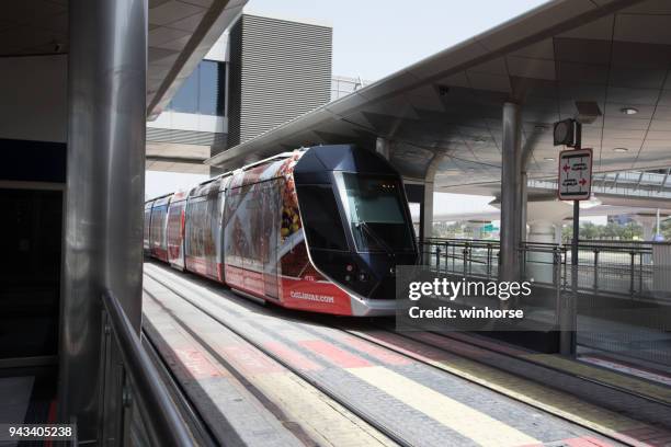 die dubai tram in dubai, vereinigte arabische emirate - dubai tram stock-fotos und bilder