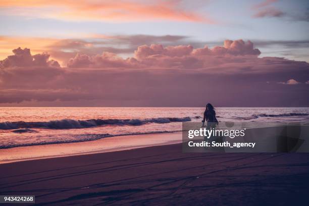 uomo in sella a una moto in spiaggia - montare-su-un-veicolo foto e immagini stock