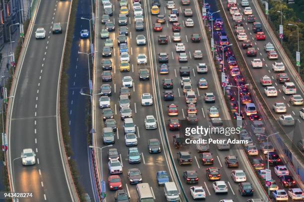 traffic jam, shanghai, china - embotellamiento fotografías e imágenes de stock