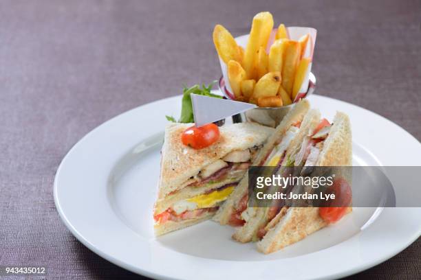 club sandwich on a plate - sanduíche club - fotografias e filmes do acervo