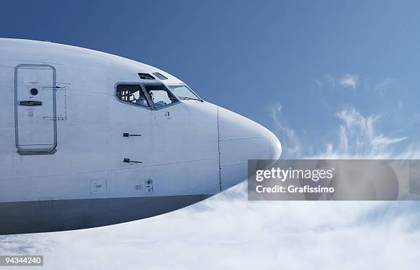 avião voando na frente do céu azul - fuselagem - fotografias e filmes do acervo