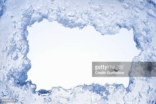 blu ghiaccio cornice vuota sfondo blu pallido - icicles foto e immagini stock
