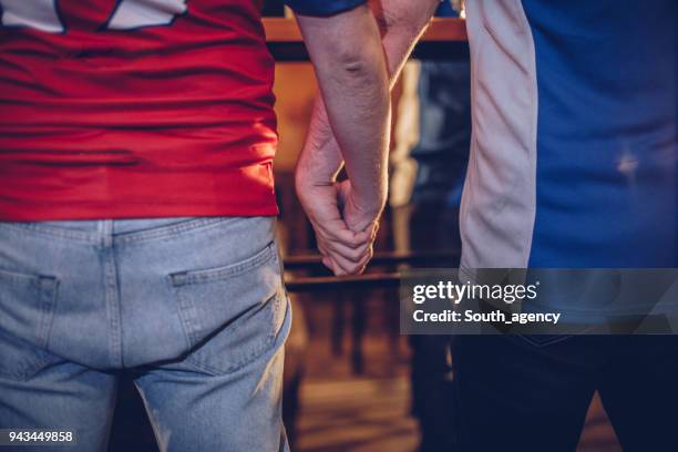 hommes gays dans le sport-bar - bar tender photos et images de collection