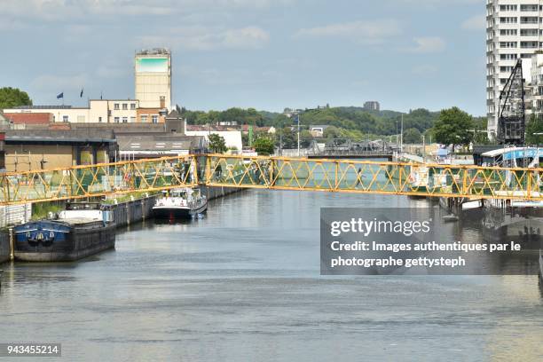 the provisional footbridge above canal - brussels canal stock pictures, royalty-free photos & images