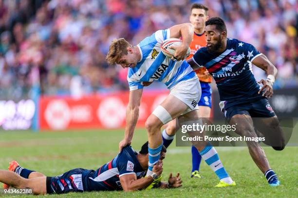 Martin Iosefo of USA tries to stop Matias Osadczuk of Argentina during the HSBC Hong Kong Sevens 2018 match for Plate Final between Argentina and USA...