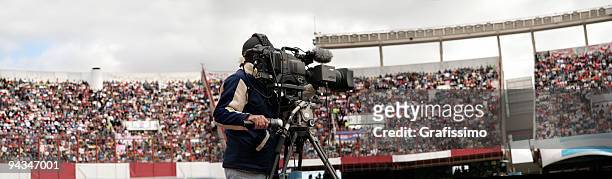 kameramann filmen in voller fußball-stadion - film crew camera stock-fotos und bilder
