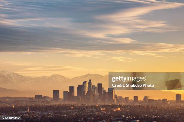 dtla 200m sunrise - los angeles skyline stockfoto's en -beelden