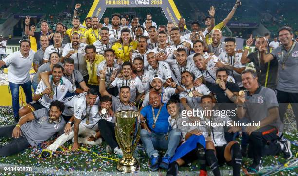 Corinthians team players celebrates after the defeated Palmeiras to win the final of Paulista Championship 2018 at Allianz Parque on April 8, 2018 in...