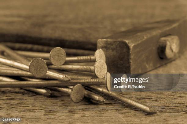 vintage old hammer with rusty nails - bricolage stockfoto's en -beelden