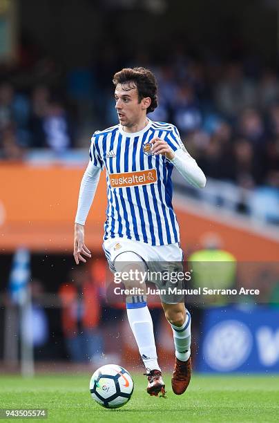 Ruben Pardo of Real Sociedad controls the ball during the La Liga match between Real Sociedad de Futbol and Girona FC at Estadio Anoeta on April 8,...