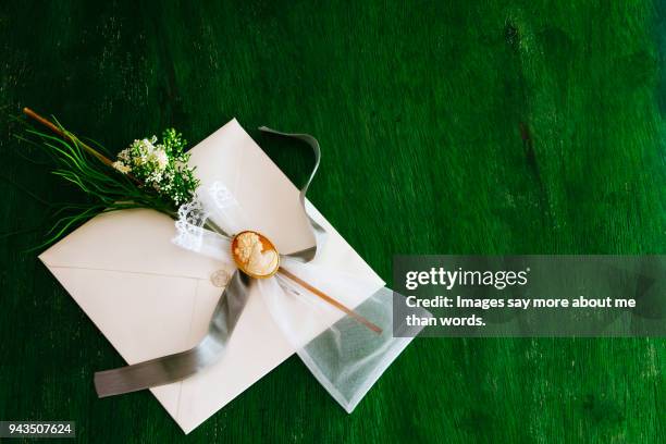 wedding invitation with a small miosótis bouquet with cameo over green background. - wedding card stock-fotos und bilder