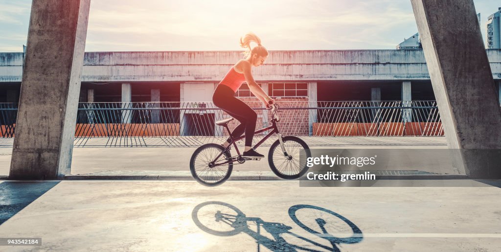 Junge Frau Radfahren mit Flatland bmx