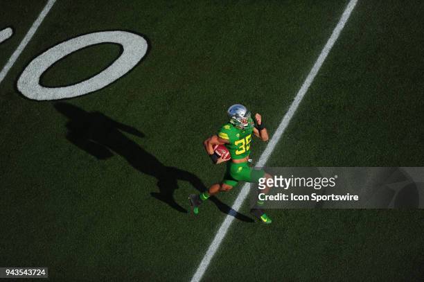 Oregon linebacker Troy Dye scores a touchdown against the Boise State Broncos in the first half of the 2017 Las Vegas Bowl at Sam Boyd Stadium on...