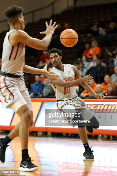 Bowling Green guard Justin Turner passes the ball to Bowling Green forward Demajeo Wiggins during a game between the Bowling Green State University...