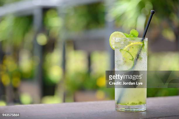 lemon and line juice - mojito stock-fotos und bilder