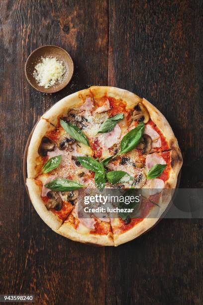 pizza con jamón, mozzarella, champiñones, hierbas - pizza fotografías e imágenes de stock