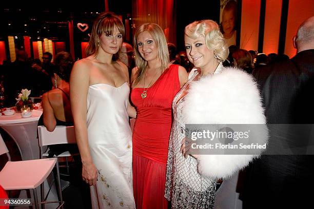 Former swimmer Franziska van Almsick and Magdalena Brzeska and actress Jenny Elvers-Elbertzhagen attend the aftershow party of 'Ein Herz fuer Kinder'...