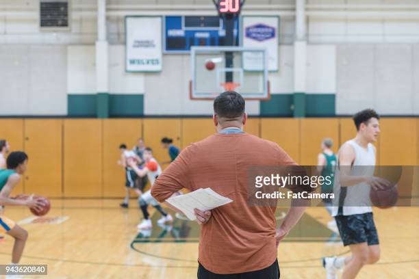 college basketbal praktijk - sportoefening stockfoto's en -beelden