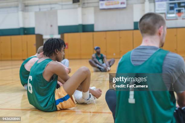 práctica del baloncesto de la universidad - entrenamiento deportivo fotografías e imágenes de stock