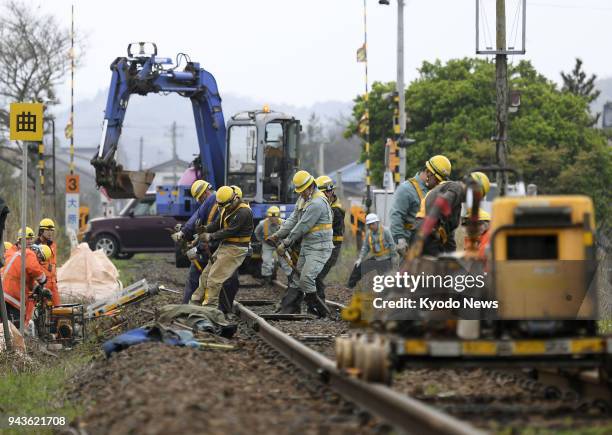 Work is under way to reopen the JR San-in Line in Oda, Shimane Prefecture, on April 9 after a magnitude 6.1 earthquake in the western Japan...