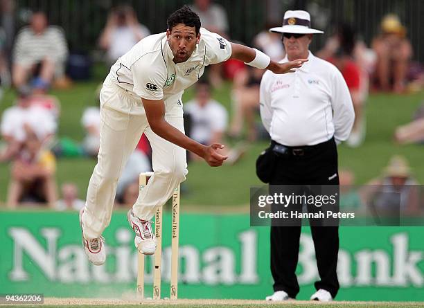 Daryl Tuffey of New Zealand bowls during day three of the Third Test match between New Zealand and Pakistan at McLean Park on December 13, 2009 in...