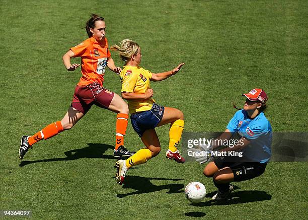 Jenna Kingsley of the Mariners takes a shot at goal as goalkeeper Casey Dumont and Ellen Beaumont of the Roar defend during the W-League Semi Final...