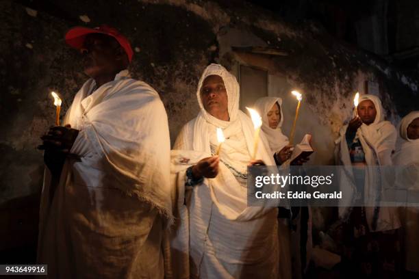 ethiopian orthodox christians celebrate holy fire in jerusalem - ethiopian orthodox christians celebrate easter fotografías e imágenes de stock