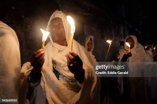 ethiopian orthodox christians celebrate holy fire in jerusalem - ethiopian orthodox christians celebrate easter fotografías e imágenes de stock