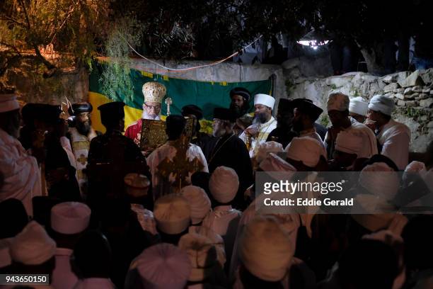 ethiopian orthodox christians celebrate holy fire in jerusalem - ethiopian orthodox christians celebrate easter imagens e fotografias de stock