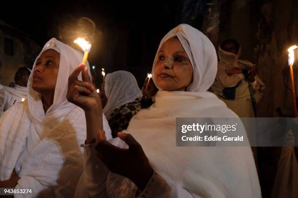 ethiopian orthodox christians celebrate holy fire in jerusalem - ethiopian orthodox christians celebrate easter fotografías e imágenes de stock