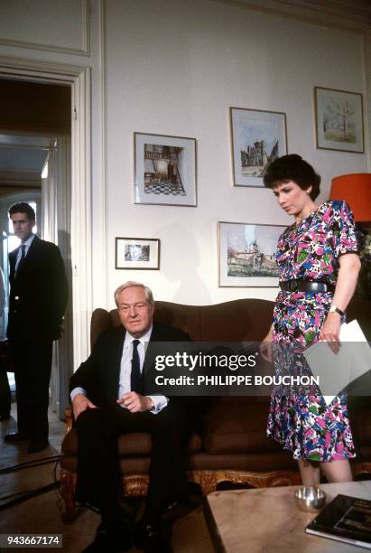 Jean-Marie Le Pen, président du Front National, patiente en compagnie de la journaliste Anne Sinclair, avant le début de l'émission de TF1,...