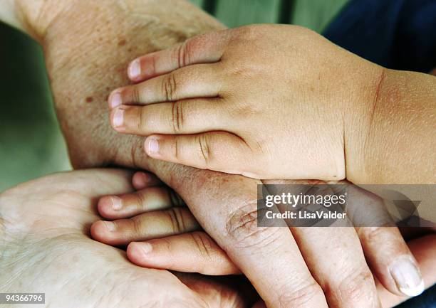 generaciones - manos entrelazadas fotografías e imágenes de stock