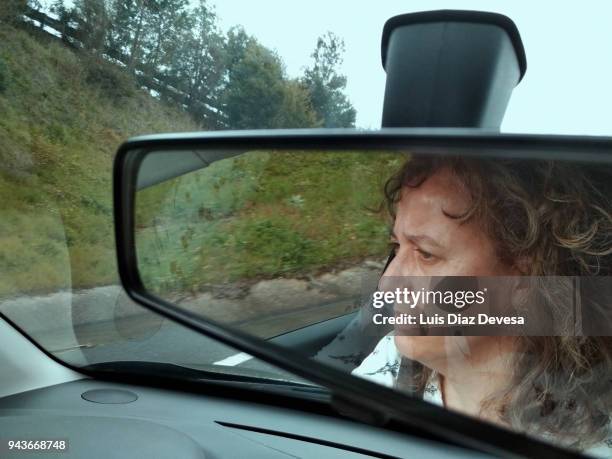 woman driving car - blickwinkel vom autorücksitz stock-fotos und bilder