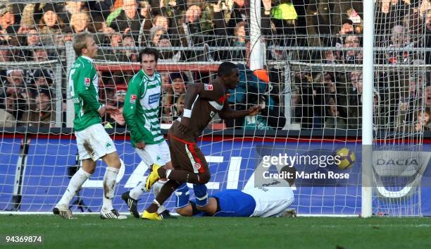 Charles Takyi of St. Pauli scores his team's 1st goal during the Second Bundesliga match between FC St. Pauli and SpVgg Greuther Fuerth at the...