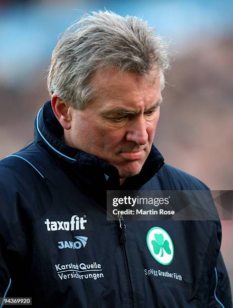 Benno Moehlmann, head coach of Fuerth looks dejected during the Second Bundesliga match between FC St. Pauli and SpVgg Greuther Fuerth at the...