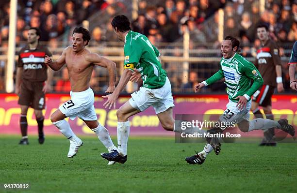 Sebastian Ghasemi Nobakht of Fuerth celebrates after he scores his team's 2nd goal during the Second Bundesliga match between FC St. Pauli and SpVgg...