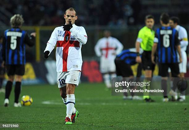 Wesley Sneijder of FC Internazionale Milano leaves the field after receiving a red card during the Serie A match between Atalanta and Inter Milan at...