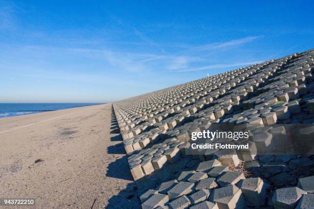 protective dyke against the sea, netherlands - levee - fotografias e filmes do acervo