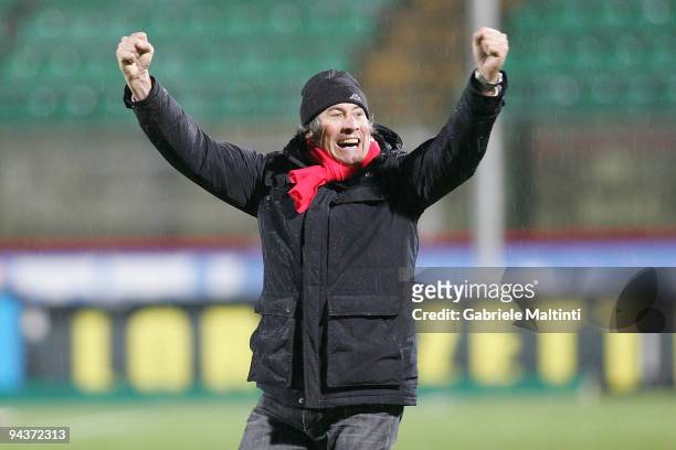 Siena head coach Alberto Malesani celebrates the victory during the Serie A match between Siena and Udinese at Artemio Franchi - Mps Arena on...