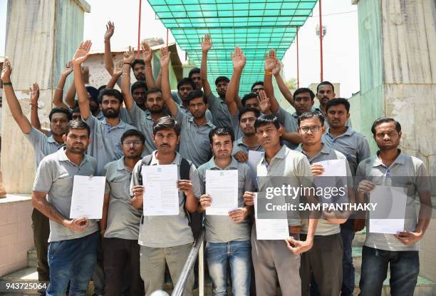 Lavoratori indiani della Tata Nano Plant si radunano a Sanand, a circa 30 km da Ahmedabad, il 9 aprile 2018. Some 150 workers at Tata Nano Plant of...