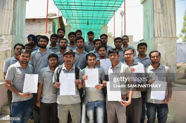 Lavoratori indiani della Tata Nano Plant si radunano a Sanand, a circa 30 km da Ahmedabad, il 9 aprile 2018. Some 150 workers at Tata Nano Plant of...