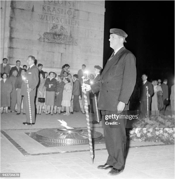 Jean-Marie Le Pen participe à l'anniversaire de Dien Bien Phu à l'Arc de Triomphe à Paris, le 08 mai 1958. Le Front National des Combattants a...