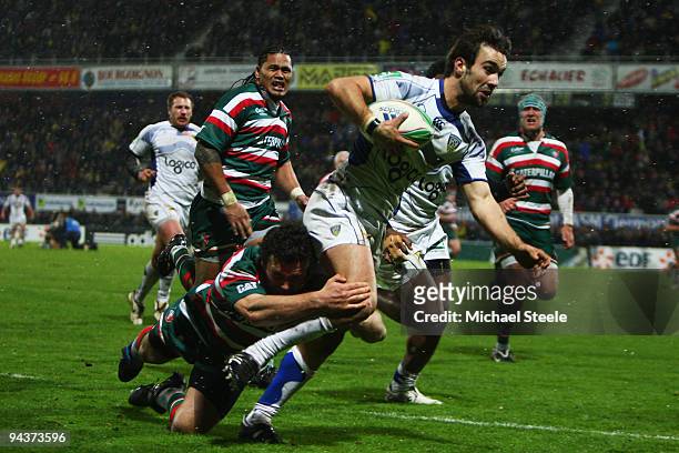 Morgan Parra of Clermont scores a try despite the challenge from Anthony Allen during the ASM Clermont Auvergne v Leicester Tigers Heineken Cup Pool...