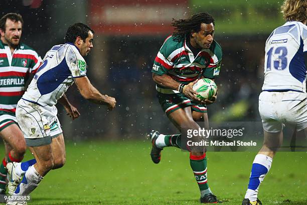 Lote Tuqiri of Leicester is challenged by Gonzalo Canale and Aurelien Rougerie during the ASM Clermont Auvergne v Leicester Tigers Heineken Cup Pool...